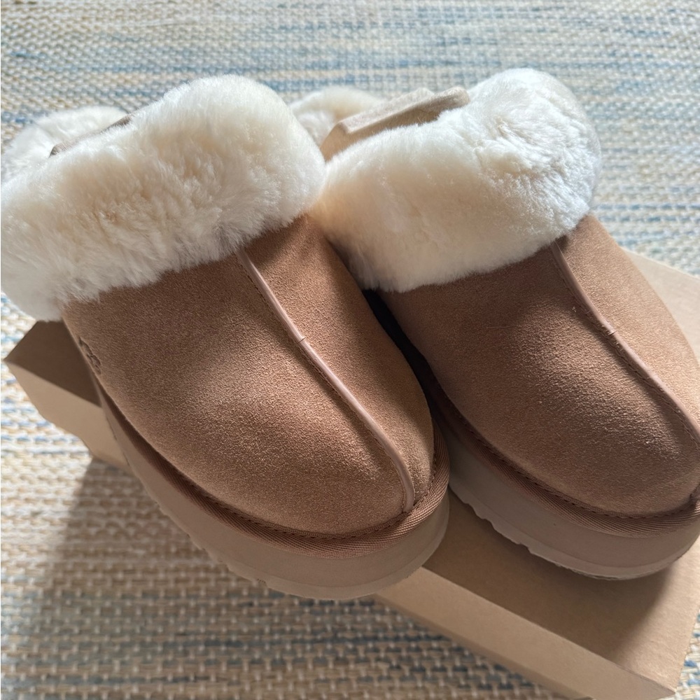 UGG Tan and Cream Shearling Mules Size 8 - Picture 2 of 7